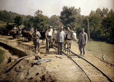 Franse soldaten van het 11e Artillerieregiment installeren sporen voor een 600mm (smal) spoorweg, Soissons, Aisne, Frankrijk, 1917 door Fernand Cuville